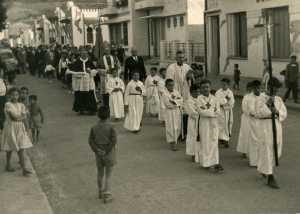 Paques 1955
----
Procession devant la Commune Mixte et la Poste