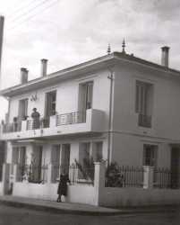 1953
----
Maison du Dr EBERT
Berthe EBERT au balcon
