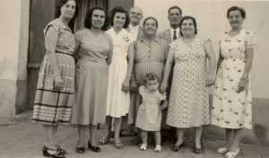 La Famille ROSTOLL
----
Jeannette SOUQUET
Lucienne ROSTOLL
Marcelle STOELTZEN
Henri SOUQUET
Laure MASSON
Gustave MASSON
Laurette ROSTOLL
x (belle fille de Gustave MASSON)
Marie-Laure ALBENTOSA
(le petit boutchou)