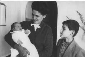 1957 - Carmen BANON
son fils Philippe 
et son 1er petit fils 
Daniel KILIAN