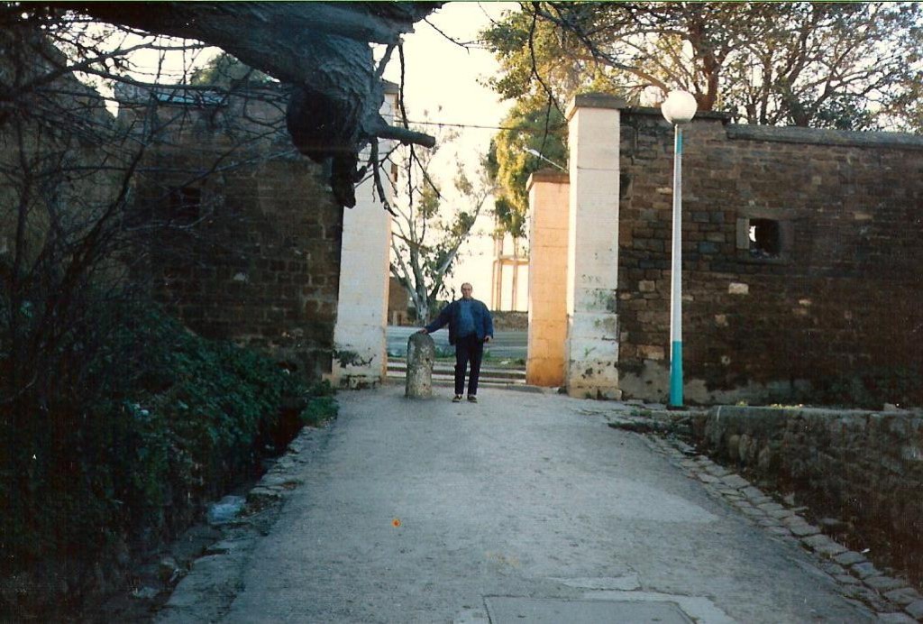 1987 - Jean Louis BAURIN 
devant la porte de la Grimpette