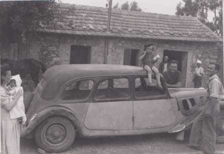 CHASSERIAU, devant chez Noura
----
Jeanne CARTEAUX
avec Georges CARTEAUX dans ses bras
sur la voiture : Raymond CARTEAUX
Paul CARTEAUX
Pierre CARTEAUX