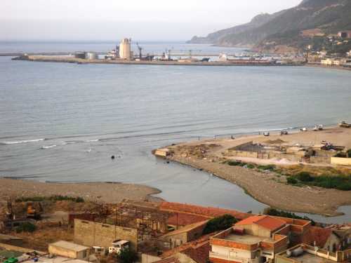 Autre vue du port et de l'embouchure de l'Oued Allalah