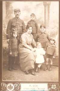 Famille CHAFFORT vers 1927
----
CHAFFORT Jean-Pierre
CHAFFORT Marie
et 5 de leurs 6 enfants
Pierre
Fernand
Raymond
Paul
Lucienne