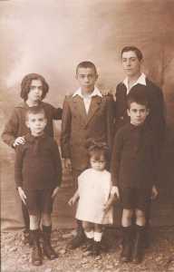 Les 6 enfants CHAFFORT vers 1927
De haut en bas :

Lucienne CHAFFORT
Fernand CHAFFORT
Pierre CHAFFORT
Paul CHAFFORT
Jeanne CHAFFORT
Raymond CHAFFORT