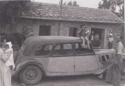 CHASSERIAU, devant chez Noura
----
Jeanne CARTEAUX
avec Georges CARTEAUX dans ses bras
sur la voiture : Raymond CARTEAUX
Paul CARTEAUX
Pierre CARTEAUX