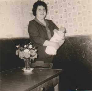 Mai 1964
Yvonne XICLUNA avec un de ses petits enfants