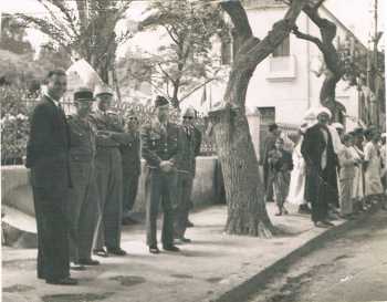 Roger TRAVAILLON 
(Maire de DUPLEIX)
avec des officiers du 22 RI