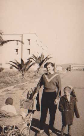 Marie RIGAL avec ses enfants 
devant la Gendarmerie du GUELTA