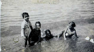 A la plage de TENES

Gaston FORNIELES
(fils de Suzanne)
Yvette SALA
Lucienne SALA
Josette BRUAY