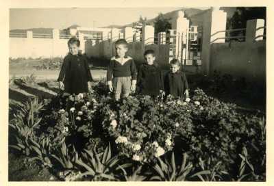 1955 - dans le jardin 
avant de la Gendarmerie