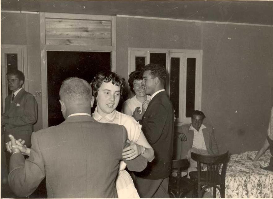1954 - Villa Albert GASSIER
----
Paulo ALLEMAND dansant
avec Simone PEREZ

Georgette GUILLEMY 
et ?