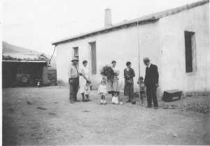 LE GUELTA en 1930
La Ferme BANON
---
La famille CAUMARTIN en visite