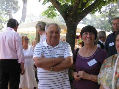 Sylviane BANSARD accueillant la famille SERMESANT (de dos) 
Jacky TORREGROSSA, Marcelle et Georgette ROSTOLL et leur neveu Francis ALBENTOSA (fils de Jean-Pierre et Yvette)