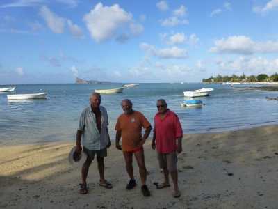 ILE MAURICE - PEREYBERE
Philippe BANON
Daniel MANSION
Marc RODRIGUEZ
Au fond ... le "Coin de Mire"