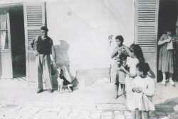 1951 - Devant la Douane
Etienne CHARBONNIER
avec son chien
Yvette MARCOT
qui tricote
Kheira ?
X
X