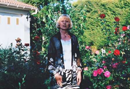 Brigitte MELERO
2001
dans son jardin