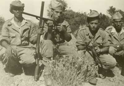 Commando du Vieux TENES
Les Harkis de la Famille MIRAOUI
----
Ali MIRAOUI avec le fusil