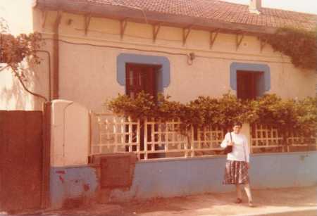 1984 - Rue Cavaignac 
Maison d'Alexis ROS
devant : Francine XICLUNA