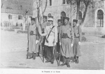 Photo-titre pour cet album: TENES - 1935 
le 9&egrave;me R&eacute;giment de TIRAILLEURS