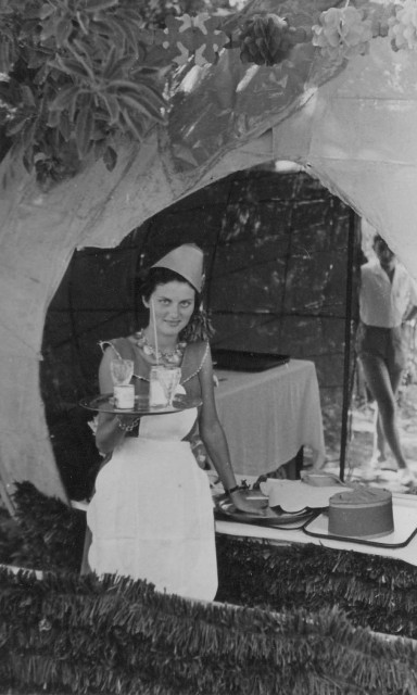 Kermesse 
du 12 jullet 1953
Micou GARRISSON 
devant la grosse Orange qui servait de buvette