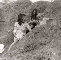 Michelle VICIDOMINI en 1972
(23 ans) 
avec ses trois enfants  
Aline, Yves, Mathias