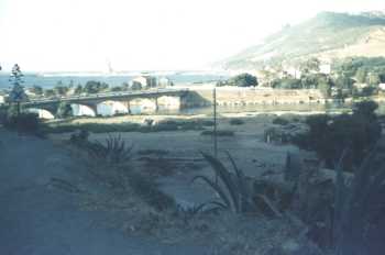TENES en 1962/1963
----
l'Oued Allala, le pont
et le port au loin