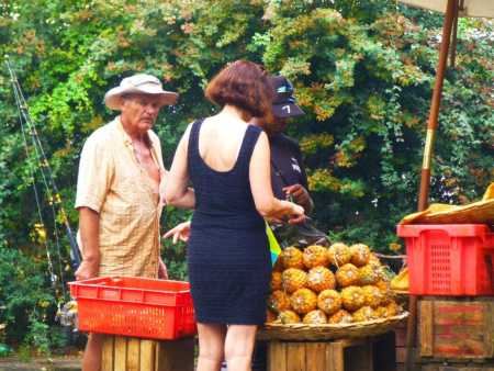 ILE MAURICE - 2012/2013
Philippe BANON
et Martine RODRIGUEZ
chez le marchand de bananes,
annanas et litchies ....