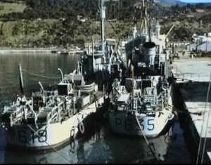 2 batiments de la Marine Nationale
dans le port de TENES
Le P618 "FANTASSIN" qui vient
relever le P635 "ARDENT"
----
 Le site internet du FRINGANT  de  Jean Michel VIGEZZI 