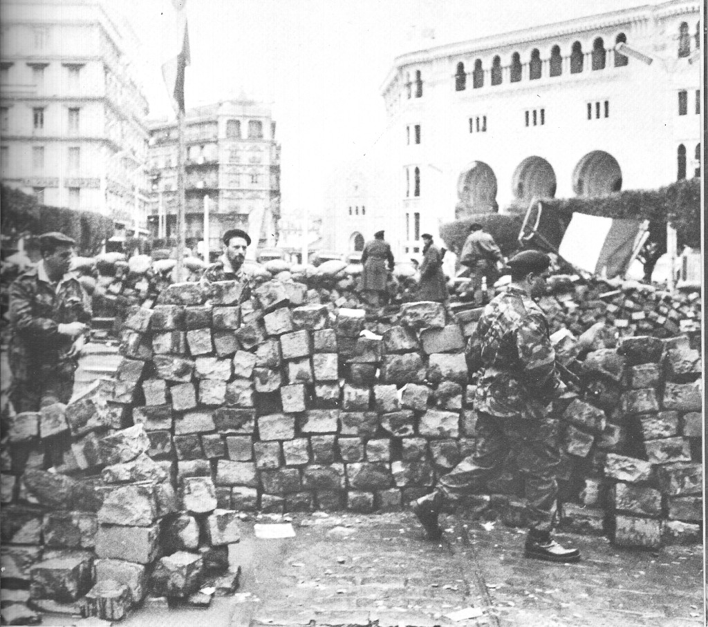 Alger
Janvier 1960
Les Barricades rue Michelet
Pierre Lagaillarde de face, sur la gauche