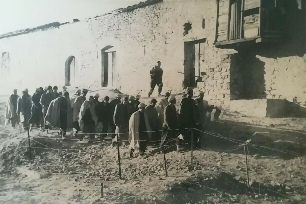 1957 - Bordj de BENI MANSOUR
Groupe de fellaghas prisonniers revenant des toilettes