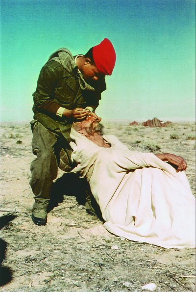 1959 - Oglat Troudi
Nomades Chaouias
le Moghazni Salah traite un trachome