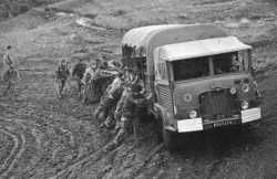 un camion dans la boue