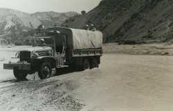 Mai 1957 - Un camion traverse l'oued