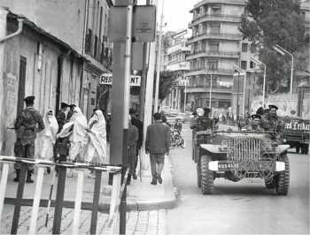 ALGER - Patrouilles militaires dans les rues