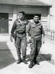 Artilleurs devant l'armurerie du Fort l'Empereur en 1961