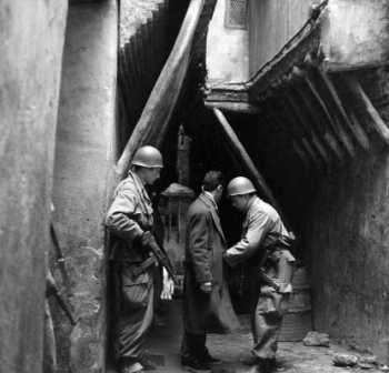 Des soldats fouillent 
un homme lors d'une 
patrouille de surveillance 
dans la casbah d'Alger