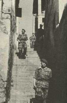 Parachutistes du 1er REP.
Patrouille dans la Casbah