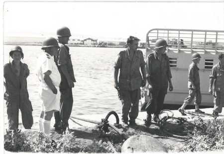Militaires de la base de Bizerte sur l'un des quais du port.