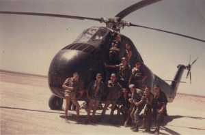 Commandos de l'Air devant un H 34 en 1958