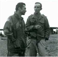 Le Capitaine de Vaisseau DELAYEN 
en discussion avec le
Lieutenant de Vaisseau
RUYNEAU de ST GEORGES en 1959
----
source site DBFM