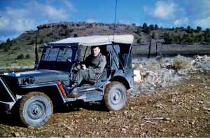 Sous lieutenant GYSEMANS dans sa jeep en janvier 1961