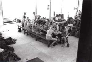 Paras de l'EJA dans un hangar sur le terrain de sport "Les Lauriers Roses" en avril 1956.
Paras sur la photo : Gustave PRIGENT - DERCK - BONNARD radio du S/Ltn MICHEL - BERTAUD - Francis DECKER-JEANNERET-
au 1er rang de dos Mario PIACENZA - RACOTOMAVO radio de REBOUILLET - Victor JOLY. 
Photo Daniel Belo