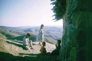 Enfants des mechtas au bout des djebels. 
Commentaire et photo J. C Bousquet