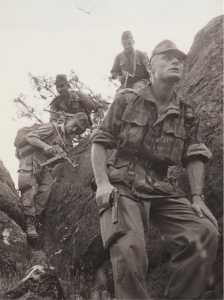 Lieutenant BERTIN-MOUROT,commandant de Kimono 40, pistolet au poing avant fouille d'une grotte