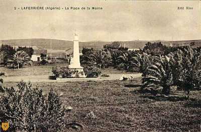 LAFERRIERE - La Place de la MAIRIE