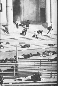Rue d'Isly
26 mars 1962
----
les morts devant la Grande Poste
----
    VIDEO 