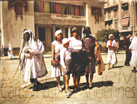 1935 - Devant la poste de Mostaganem.