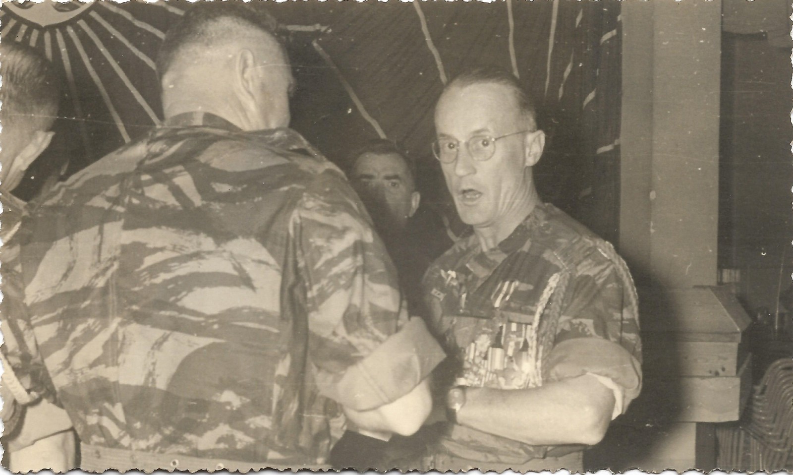 Le Colonel LE MIRE le jour de sa passation
de commandement au Colonel TOCE 
le 8 mars 1960