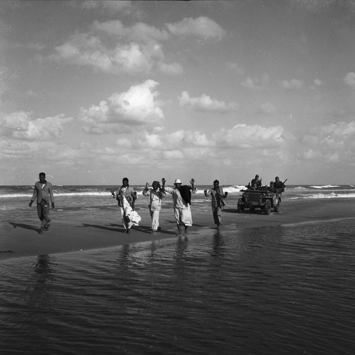 Egyptiens faits prisonniers 
par une patrouille de paras 
en novembre 1956. 
Photo Paul Corcuff.
